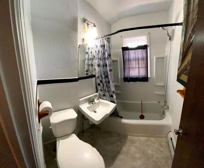 Building Photo - 4 Bedroom 1.5 Bath House with Washer and D...