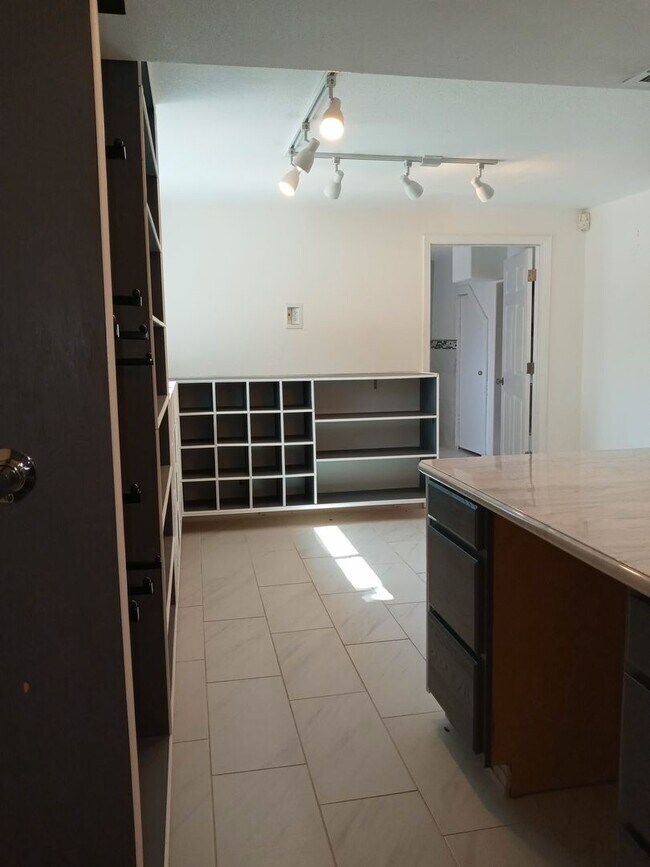 Building Photo - FIVE BEDROOMS!
