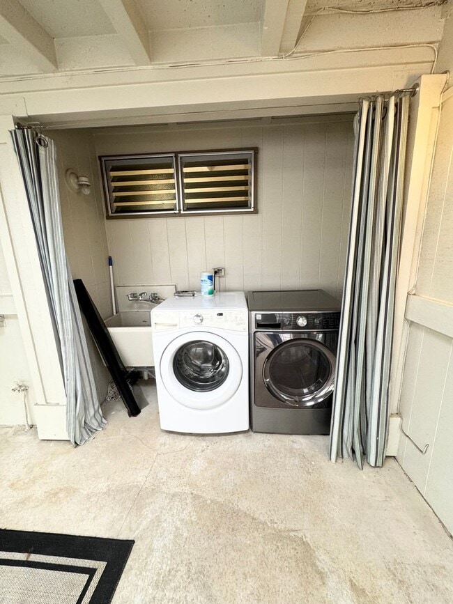 Building Photo - 3 bed, 2 bath w/ garage available first week of January!