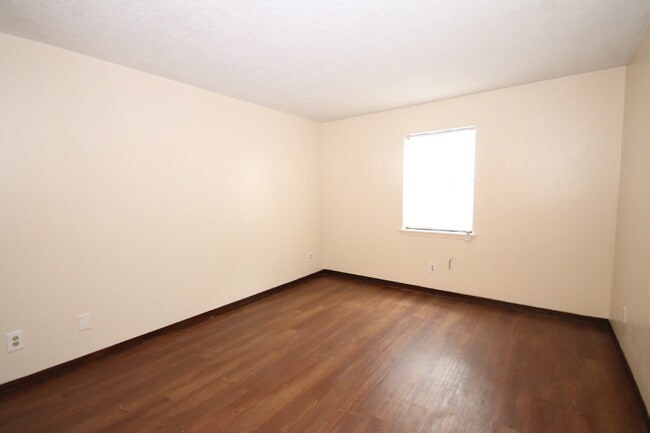 Building Photo - Spacious 2 Bedroom Rental Near Mobile Hwy ...