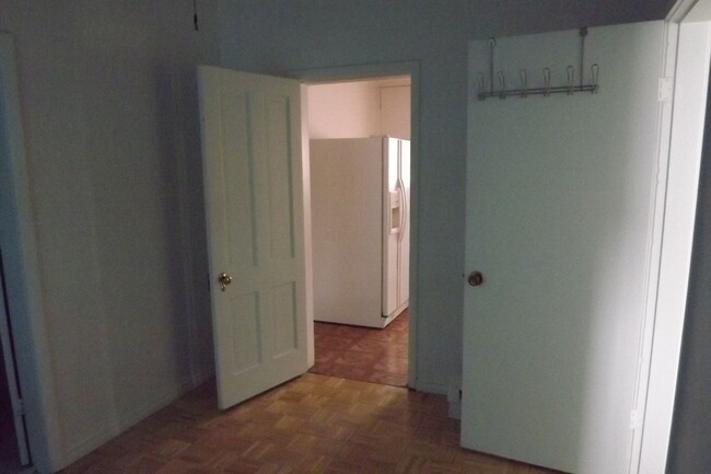 Building Photo - 2 bedroom, 2 bathroom house.