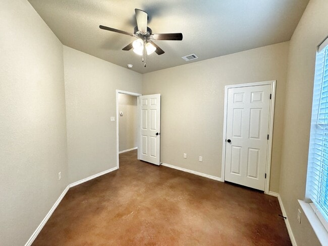 Building Photo - Spacious 3 Bed, 2 Bath Duplex for Lease in...