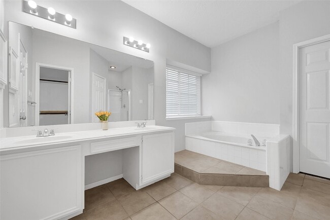 Building Photo - 16215 Cairngorm Ave