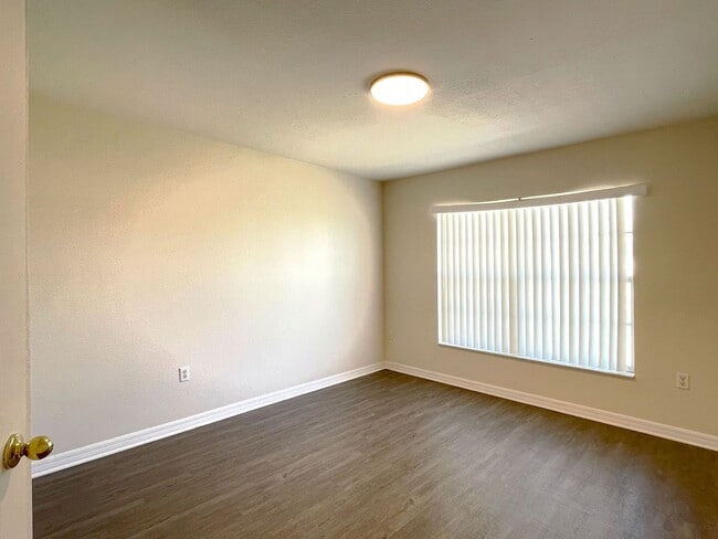Building Photo - Three-Bedroom Home near Lake Elbert