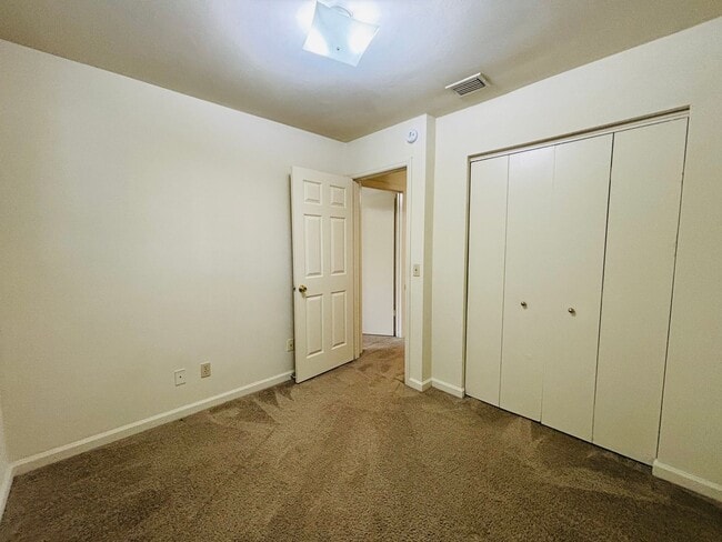Building Photo - 208 Pheasant Run Dr