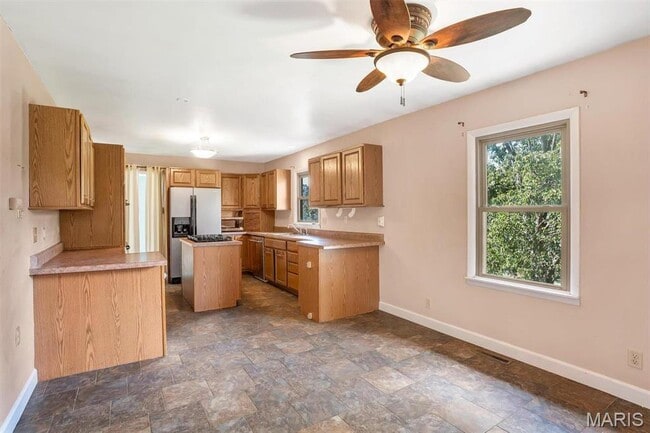 Building Photo - 305 E 3rd St