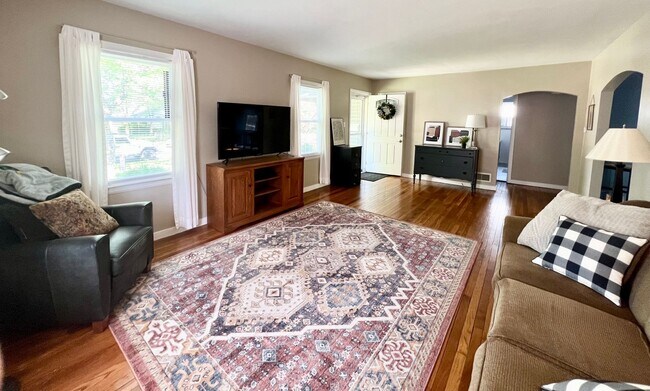 Building Photo - East Side 2 Bedroom, 1  Bath Beauty with Fenced Backyard & Hardwood Floors