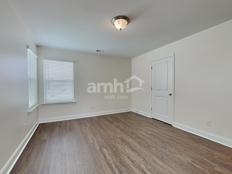 Building Photo - 307 Dogwood Cir