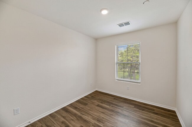 Building Photo - AVAILABLE NOW! 3 BEDROOM TRIPLEX LOCATED IN BONHAM, TEXAS!