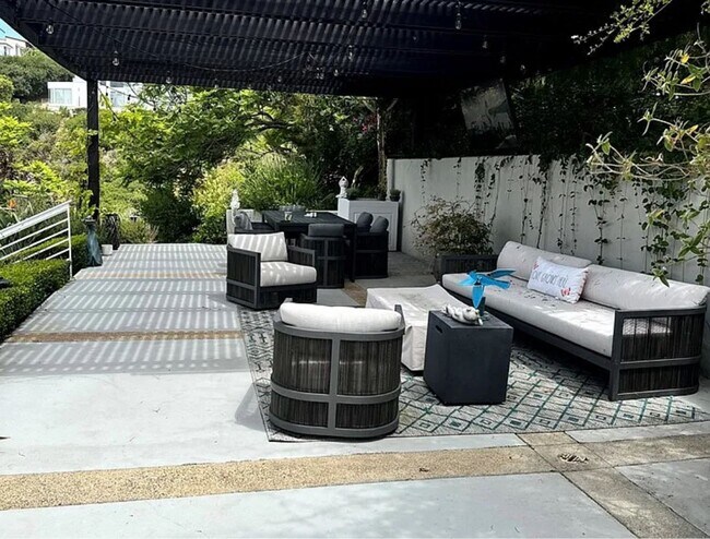 Building Photo - Azari PM-Juccuzi- half acre luxurious landscape-fully chic furniture -  massive lot , 18 fruit tr...