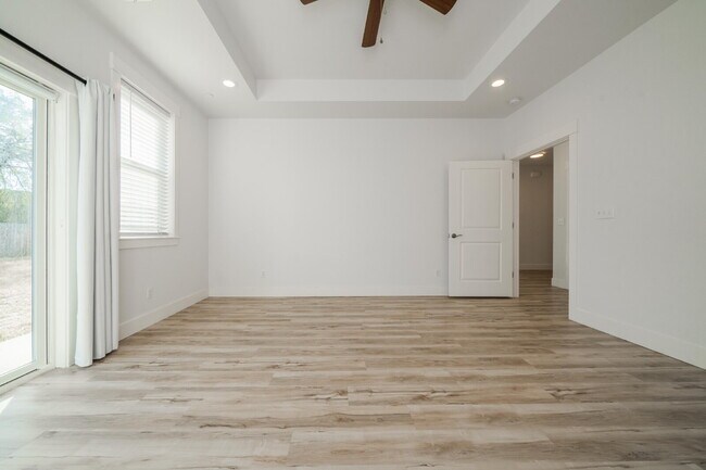 Building Photo - Modern 3-Bed / 2-Bath Home in Redding- Dog...