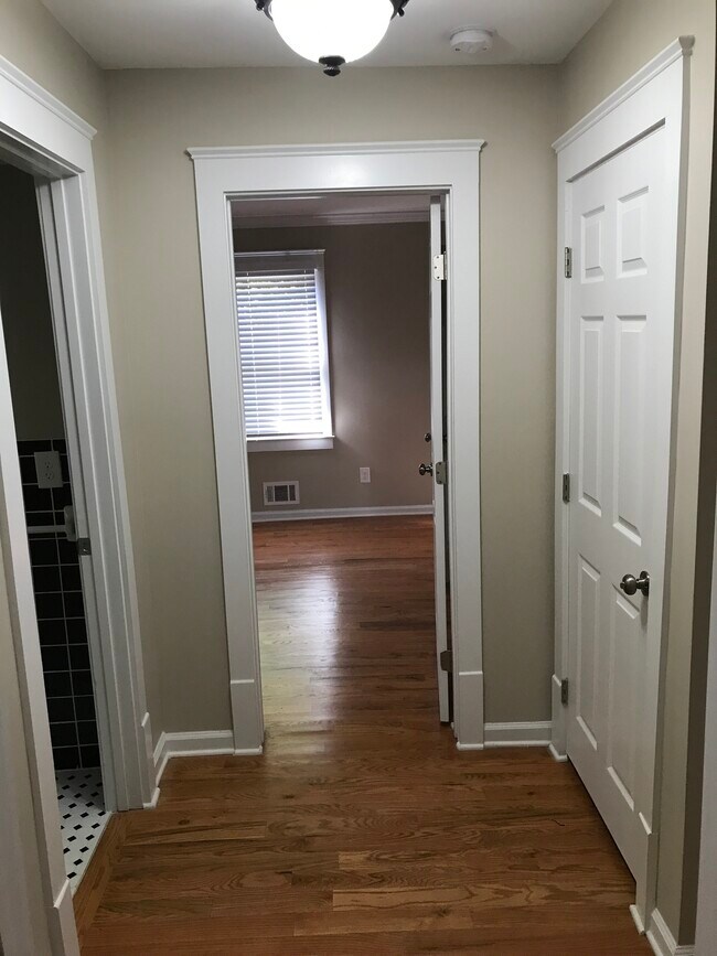 Building Photo - 3823 Kingswood Dr