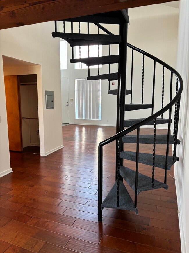 Building Photo - 1212 5th St