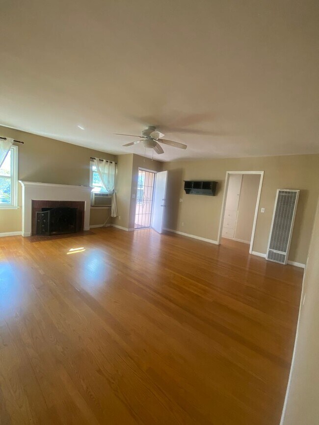 Building Photo - 409 E Puente St