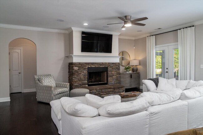 Building Photo - 1005 Mt Whitney Dr