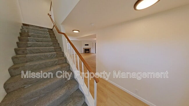Building Photo - 2102 Cliff Dr