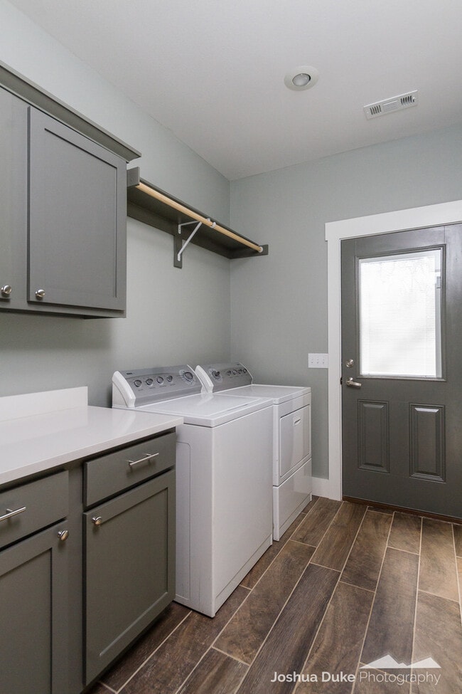 Building Photo - Pre-Leasing Modern Style Home Minutes from Campus and Downtown Fayetteville