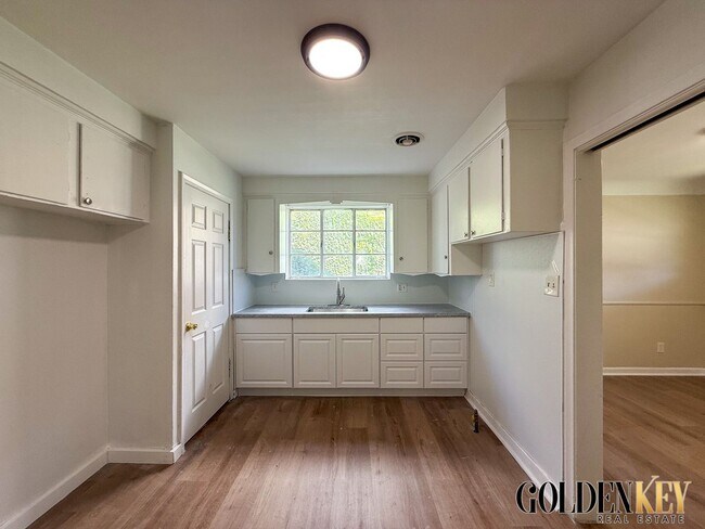 Building Photo - Spacious Newly Remodeled Ranch!