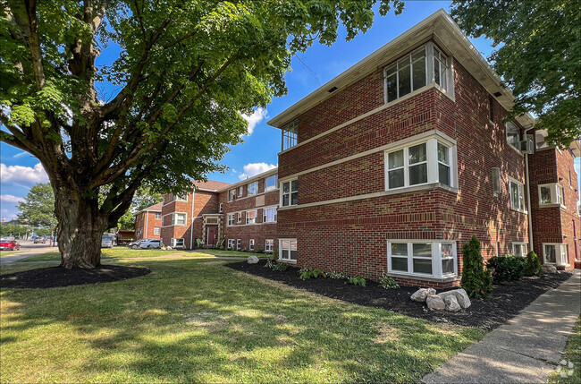 Fairlawn Manor 2010-2020 W. Market St. - Cypress West Akron Apartments