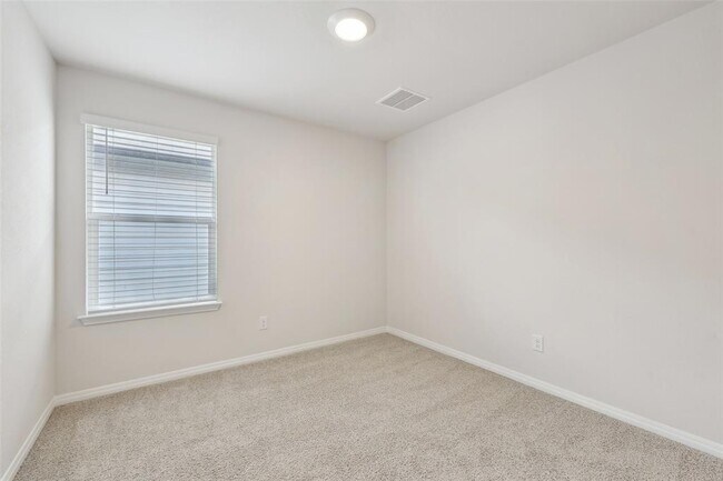 Building Photo - 528 Evergreen Sumac Lp