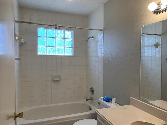 Building Photo - 585 Warsaw Dr