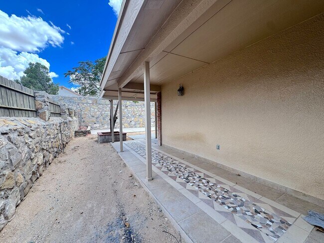 Building Photo - East El Paso 4bed/2bath All Tile Flooring!