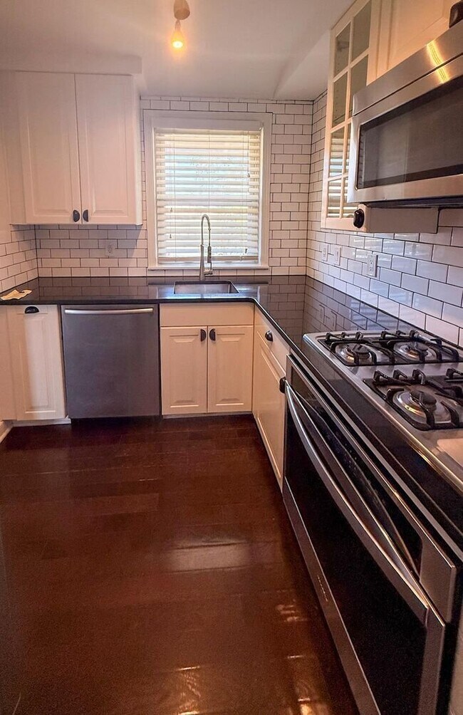 Building Photo - GREAT ANN ARBOR LOCATION – 2-BEDROOM END UNIT!