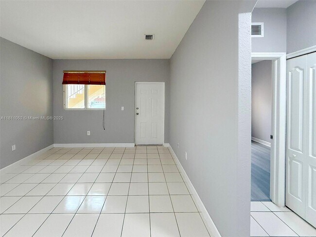 Building Photo - 1677 SE 27th Ct