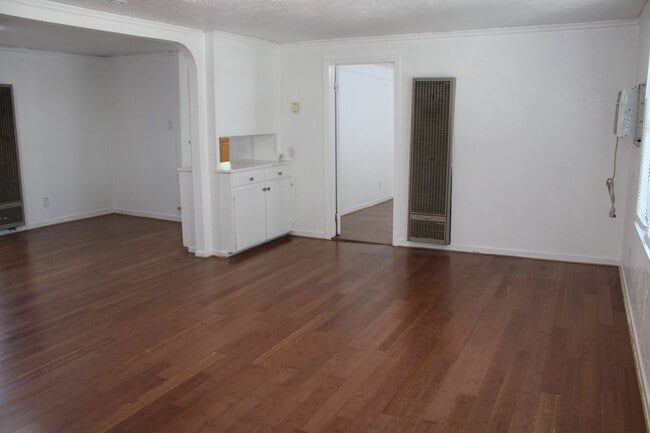 Building Photo - Three Bedroom, One Bathroom Single Family Home in Isleton.