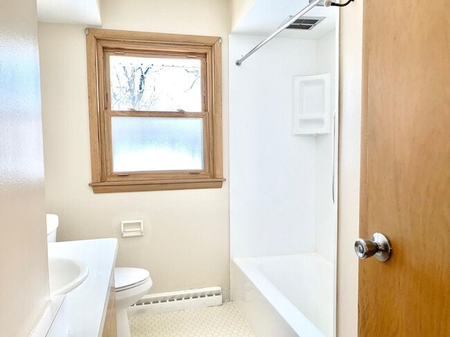 Building Photo - Lovely Mequon Ranch Home