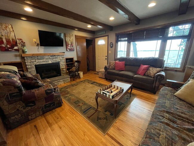 Building Photo - Fully Furnished Lake Home Available Sept. 15th, thru May 15th