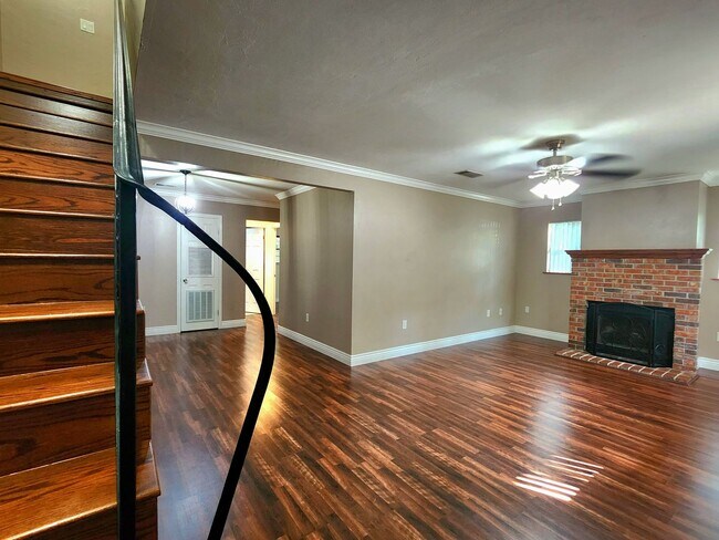 Building Photo - FOR RENT 4 bed 3 bath home