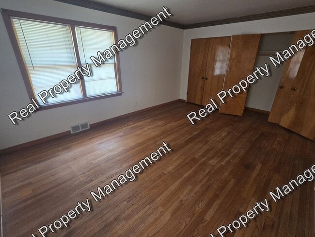 Building Photo - Spacious Three Bedroom