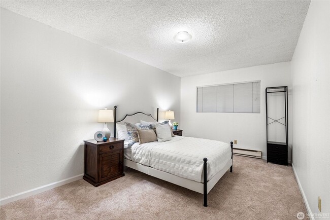 Building Photo - 2550 Thorndyke Ave W