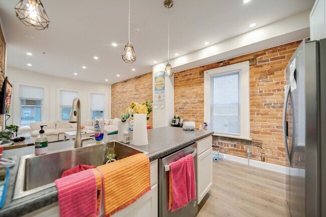 Building Photo - Massive 10 Bedroom Newly Renovated House P...