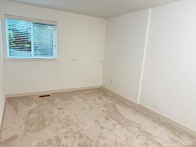 Building Photo - Updated Bellevue Condo with Rare 2 Reserve...