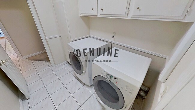 Building Photo - Large 4 Bedroom House with Pebble Bottom Pool - Backyard Oasis!