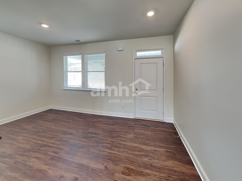 Building Photo - 838 Carnaby Ln