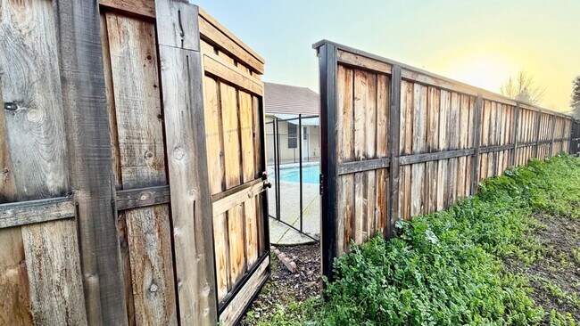 Building Photo - $2,550 Peach & Alluvial, Pool + Clovis Trail Access | W. Fallbrook Ave, Clovis