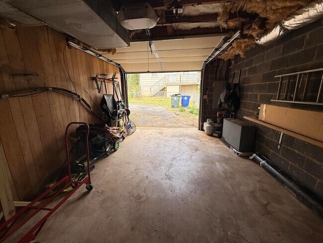 Building Photo - 1012 Elaine Trail