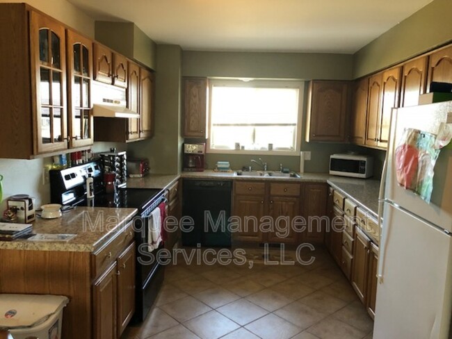 Building Photo - Montana Avenue (2220-2222) - 2220