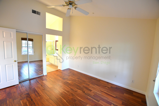 Building Photo - Sorrento Vally| Multi level Townhome|Conve...