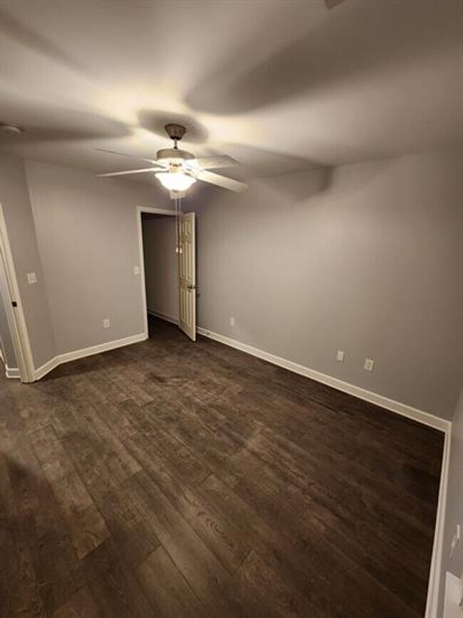 Building Photo - Spacious 3/2.5 Located Near Downtown Greenville!