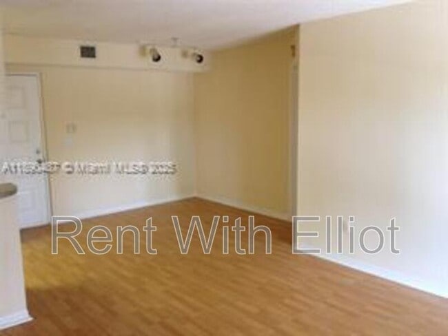 Building Photo - 470 S Park Rd