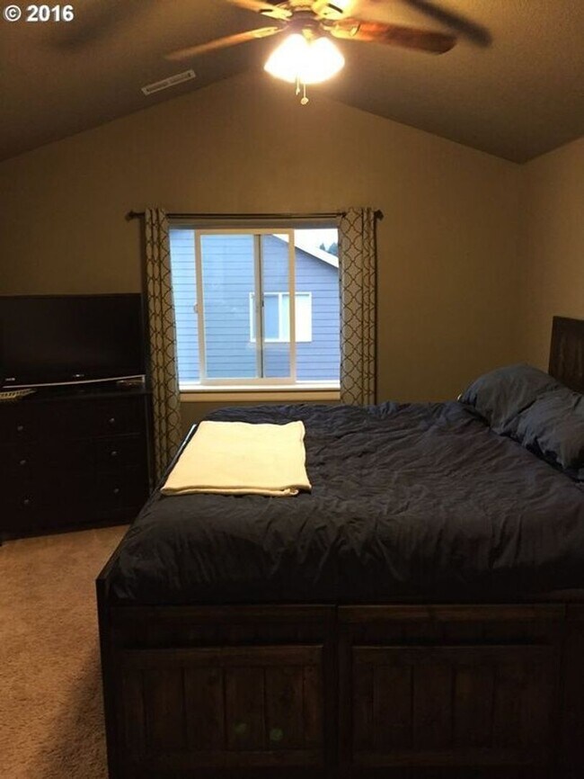 Building Photo - North Plains Single Family Home