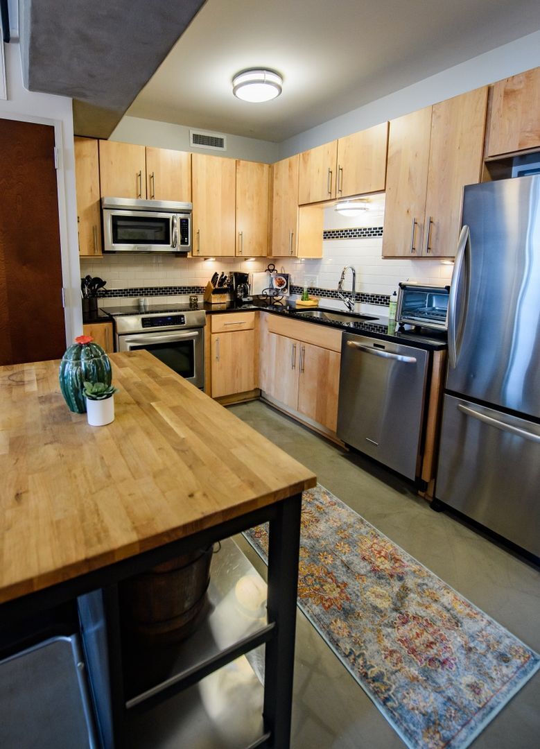 Building Photo - 800 Brazos St