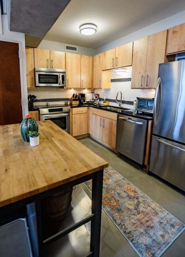 Building Photo - Authentically Cool Downtown Austin Condo | Walk Everywhere | Fully Furnished