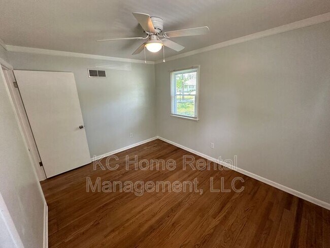 Building Photo - 7219 Ridge Ave