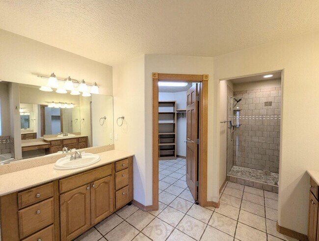 Building Photo - Luxurious Relaxation in Raintree