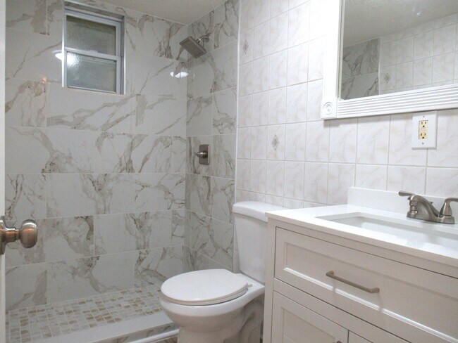 Building Photo - 5310 Palm Dr